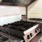 Imagen de una cocina de con hornilla de gas natural en un negocio hostelero de la capital.