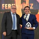 Raúl Fernández con el galardón otorgado por la FAB.