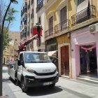 Grúas colocando las estructuras en Reyes Católicos