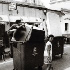 Chavales del barrio de El Zapillo hace varias décadas haciendo acopio de enseres para montar su hoguera en San Juan.
