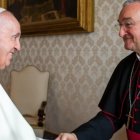El obispo de Almería, Antonio Gómez Cantero, junto al Papa Francisco.