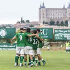 Un campo precioso con la ciudad presidiendo los partidos. Uno de los fondos no tiene graderíos.