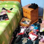 Los ladrones removieron muebles y objetos en las casas asaltadas.