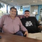 El presidente Pepe Cortés con Álvaro Sánchez Gil, el gran protagonista de esta historia que hoy ve la luz en LA VOZ.. Un merecido homenaje tras u