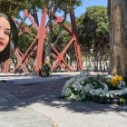 Isabel (imagen cedida por la familia) y las flores que recuerdan a los dos fallecidos en el lugar del accidente.
