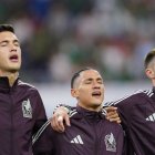 César Montes cantando el himno de México.