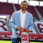 Fran Fernández posando en la Nueva Condomina.