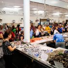 Una pescadería de la Plaza del Mercado de Almería.