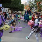 La tradicional batalla de flores y el pasacalles dan el pistoletazo de salida a las fiestas de San Isidro en El Ejido.