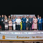 Fotografía de familia con los premiados y autoridades.