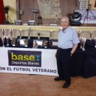 Guillermo Blanes posando junto a los trofeos del torneo que lleva su nombre.