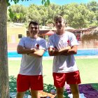 Antonio y Bogdan, los dos socorristas que salvaron la vida a un joven ahogado en la piscina municipal de Tabernas.