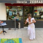 Rosana Bernharstu, una de las autoras de 'Danza sobre la tierra', baila frente a la librería Zebras durante la presentación de su libro.
