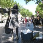 Actores haciendo su actuación en plena calle