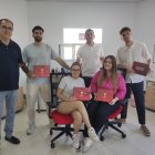 El personal del Almería que despacha los abonos en las taquillas del Estadio.