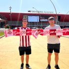 Los abonados posando a la espladas del templo rojiblanco.