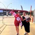 Las aficionadas pechineras con su bufanda y sus ocho abonos del Almería. 