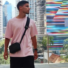 Robertone caminado por las calles de Miami en EE. UU.