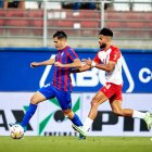 Tejero pugnando con Arnau en el Eibar 1 Almería 0 del años del ascenso.