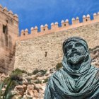 Estatua de Jayrán frente a la Alcazaba