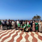 Representantes institucionales junto a los voluntarios de la AECC.