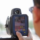 Pistola radar de velocidad en funcionamiento. 