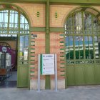 Las puertas de la antigua estación de tren se abren a los viajeros