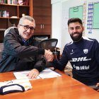 El presidente de Pumas, Luis Raúl González recibe a Rubén Duarte. @PumasMX