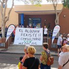 Protesta de vecinos a las puertas del ambulatorio de El Alquián.
