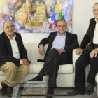 José Cosentino, primero por la izquierda, junto a sus dos hermanos.