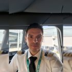 Francisco Rodríguez, comandante almeriense, en la cabina de un avión.