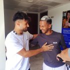 Arnau saludando a Jonathan Viera a su regreso a Almería.