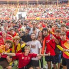 Almerienses viendo el partido en la Plaza de Toros de Almería.