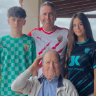 El Lalo más rojiblanco con su hijo Antonio Luis y sus nietos Marín y María.