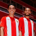Sergio Arribas y Luis Suárez con las nuevas equipaciones en la Tribuna del Mediterráneo.