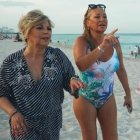 Terelu Campos y Belén Esteban en la playa.