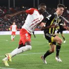 Umar Sadiq pugnando con Alejandro Francés en el Almería 3 Zaragoza 1.