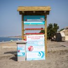 Estantería con ceniceros en una de las playas de Almería.