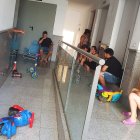 Los vecinos del bloque en el portal.