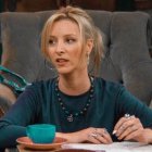Lisa Kudrow interpretando a Phoebe en Friends.