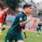 Nico Melamed celebrando su primer gol con el equipo rojiblanco. Además, era su debut.