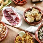 Hay muchos tipos diferentes de tapas para acompañar la cerveza o el vino.