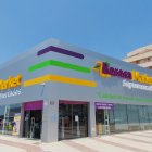 La nueva fachada de Borosa Market en Roquetas de Mar.
