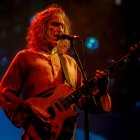 Roberto Iniesta ‘Robe’ con su guitarra durante una actuación.