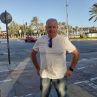 Andrés Cayuela posando en el parque cerca de su barrio de Pescadería.