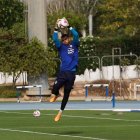 Luis Maximiano sigue entrenando con el Almería pero pendiente del mercado de fichajes.