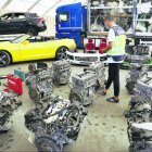 Policía Nacional inspecciona partes de coches de lujo extraídas para ser vendidas al exterior.