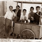 Un carrito de los helados en el Albox de la Postguerra. Se ve a José y a Luis Sirvent, los chambileros, y a otros personajes. Foto de J. L. Sirvent.