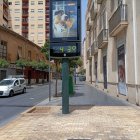 Un termómetro en el centro de la capital marca 43 grados.