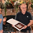 Martín Doblado recibiendo la placa conmemorativa.